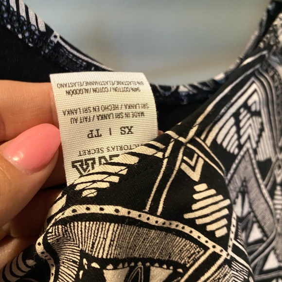 ($1) Victoria Secret Pink 💐 Women’s Cropped Patterned Slim Fit Tee 🐚 XS - Picture 4 of 4